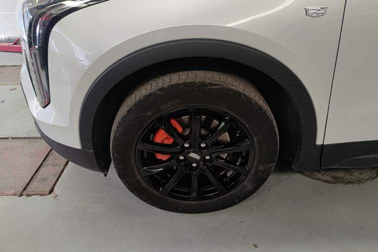 Used Cadillac XT4 2021 28T Two-Wheel Drive Tech Edition Left Front Wheel Hub