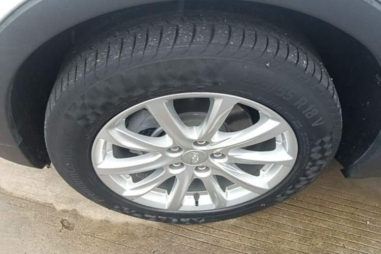 Used Cadillac XT4 2021 28T Two-Wheel Drive Tech Edition Left Front Wheel Hub