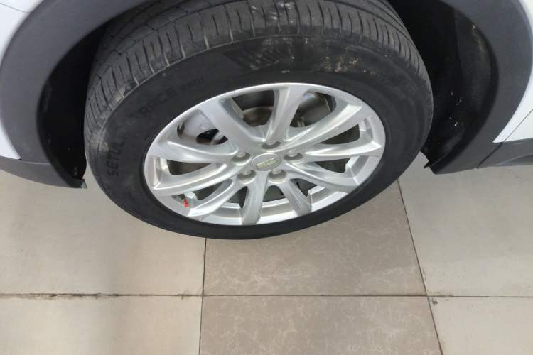 Used Cadillac XT4 2021 28T Two-Wheel Drive Tech Edition Left Front Wheel Hub