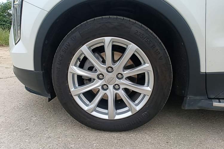 Used Cadillac XT4 2021 28T Two-Wheel Drive Tech Edition Left Front Wheel Hub