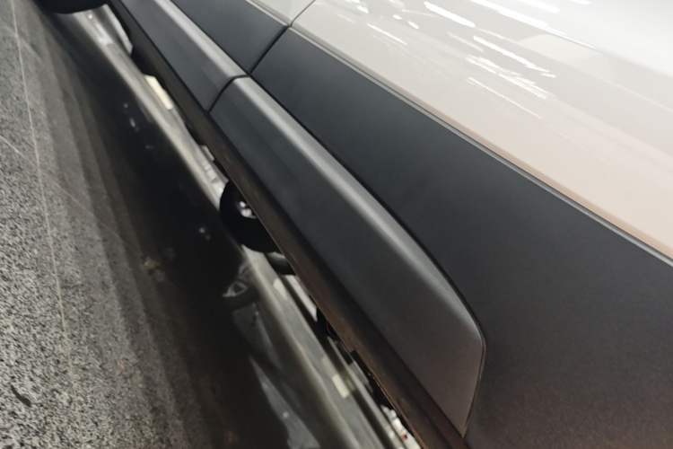 Used Cadillac XT4 2021 28T Two-Wheel Drive Tech Edition Left Side Sill