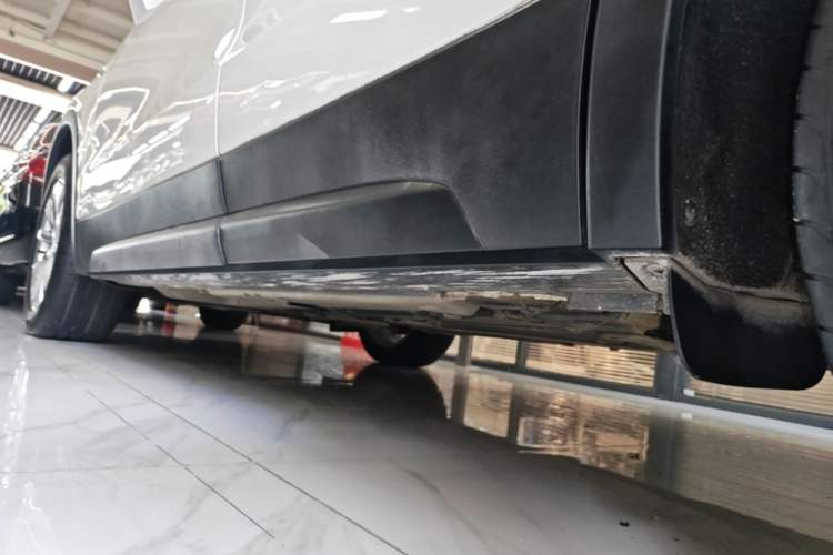 Used Cadillac XT4 2021 28T Two-Wheel Drive Tech Edition Left Side Sill
