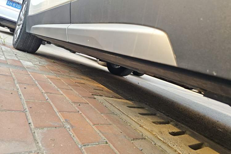Used Cadillac XT4 2021 28T Two-Wheel Drive Leading Version Left Side Sill
