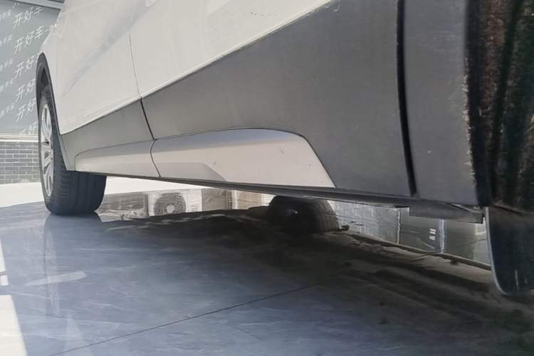 Used Cadillac XT4 2021 28T Two-Wheel Drive Leading Version Left Side Sill