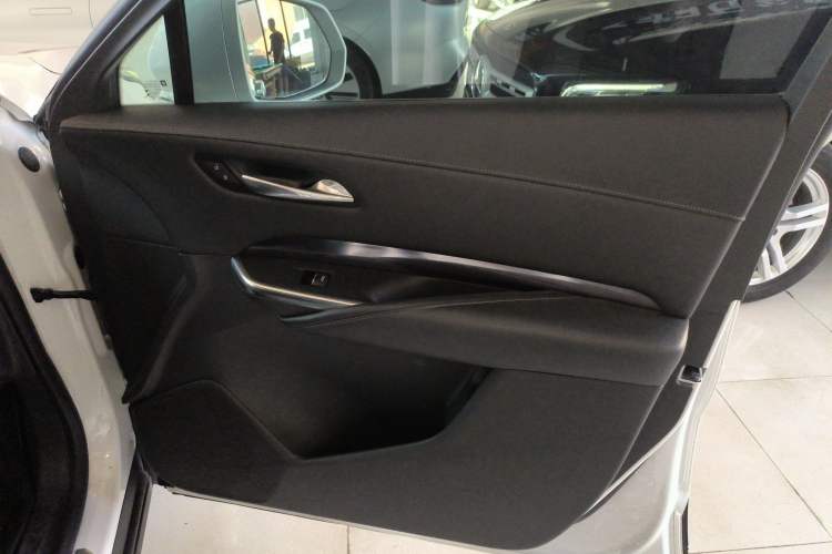 Used Cadillac XT4 2021 28T Two-Wheel Drive Tech Edition Right Front Door Interior
