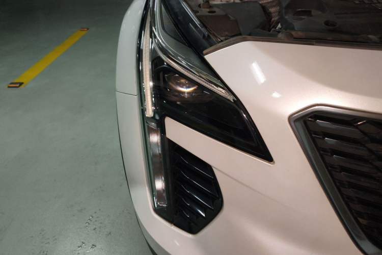 Used Cadillac XT4 2021 28T Two-Wheel Drive Tech Edition Right Front Headlight