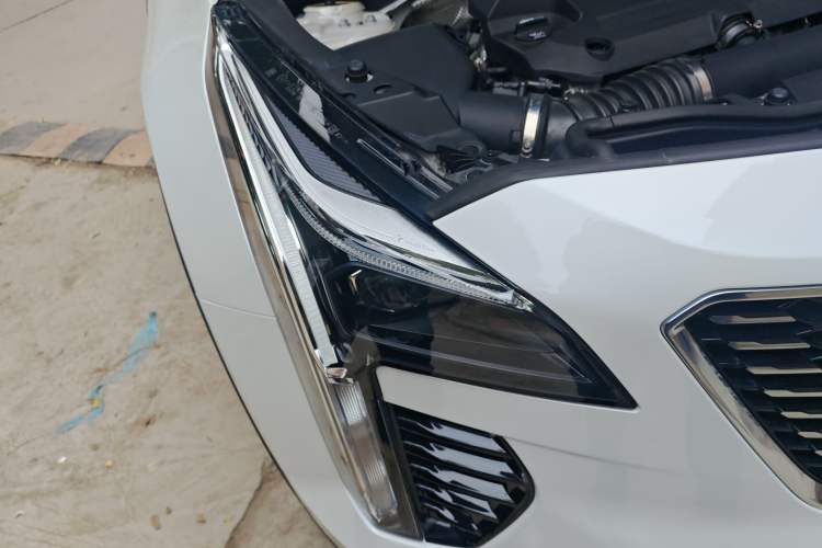 Used Cadillac XT4 2021 28T Two-Wheel Drive Tech Edition Right Front Headlight