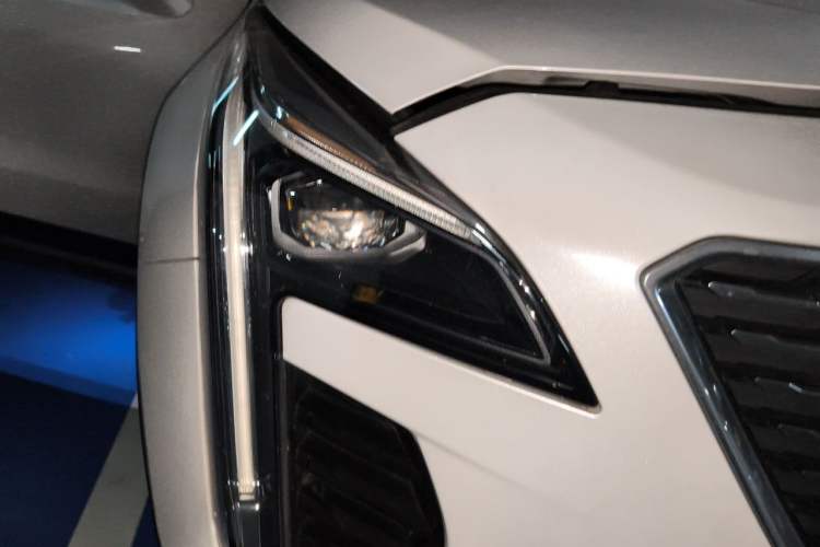 Used Cadillac XT4 2021 28T Two-Wheel Drive Luxury Version Right Front Headlight