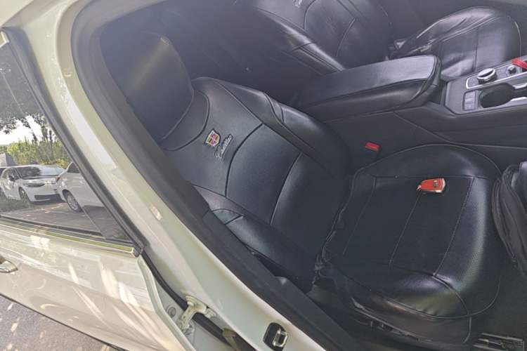 Used Cadillac XT4 2021 28T Two-Wheel Drive Luxury Version Right Front Seat