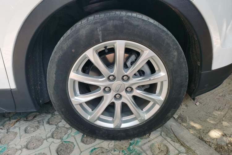 Used Cadillac XT4 2021 28T Two-Wheel Drive Tech Edition Right Front Wheel Hub