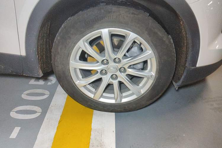 Used Cadillac XT4 2021 28T Two-Wheel Drive Tech Edition Right Front Wheel Hub