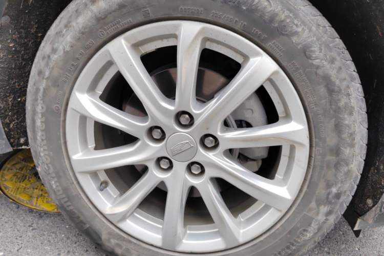 Used Cadillac XT4 2021 28T Two-Wheel Drive Tech Edition Right Front Wheel Hub