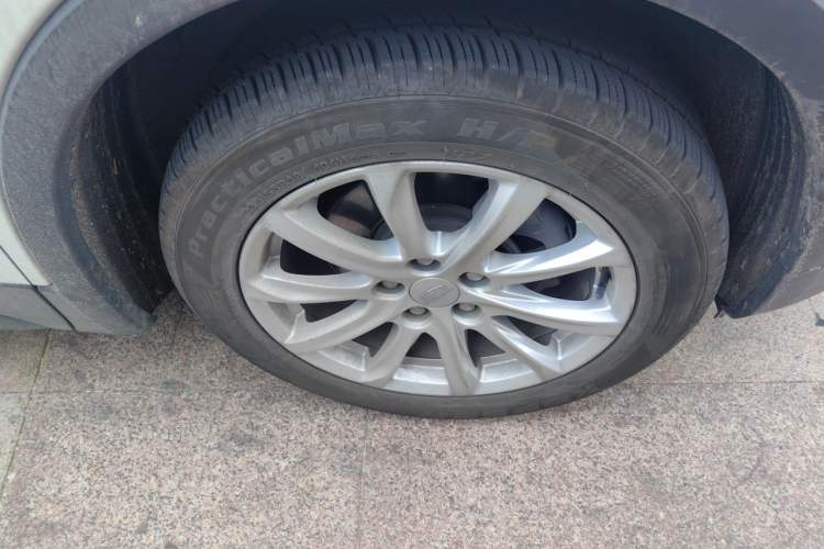 Used Cadillac XT4 2021 28T Two-Wheel Drive Tech Edition Right Front Wheel Hub