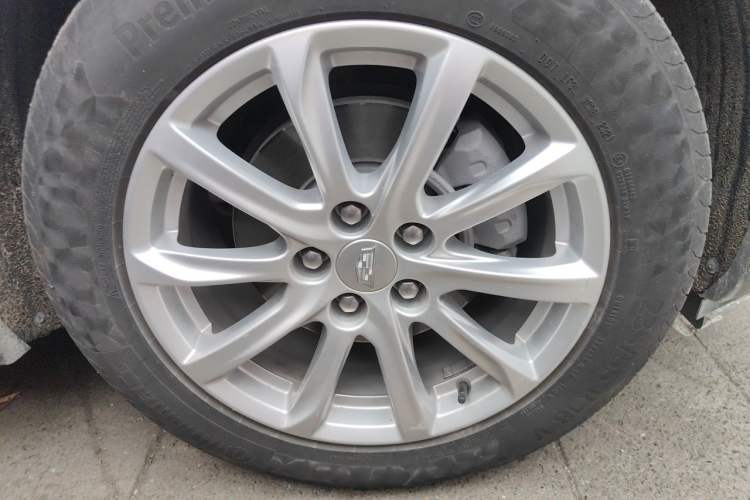 Used Cadillac XT4 2021 28T Two-Wheel Drive Tech Edition Right Front Wheel Hub
