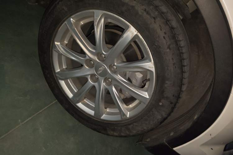 Used Cadillac XT4 2021 28T Two-Wheel Drive Tech Edition Right Front Wheel Hub