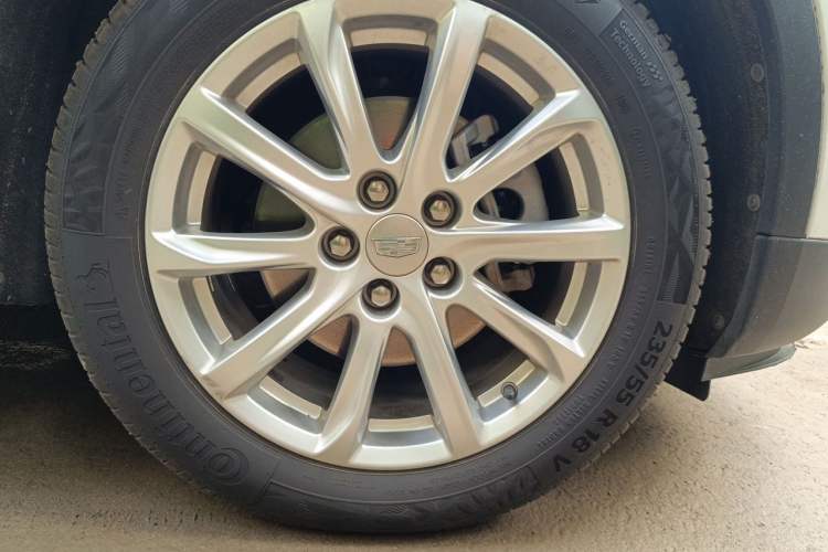 Used Cadillac XT4 2021 28T Two-Wheel Drive Tech Edition Right Front Wheel Hub