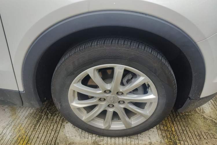 Used Cadillac XT4 2021 28T Two-Wheel Drive Tech Edition Right Front Wheel Hub