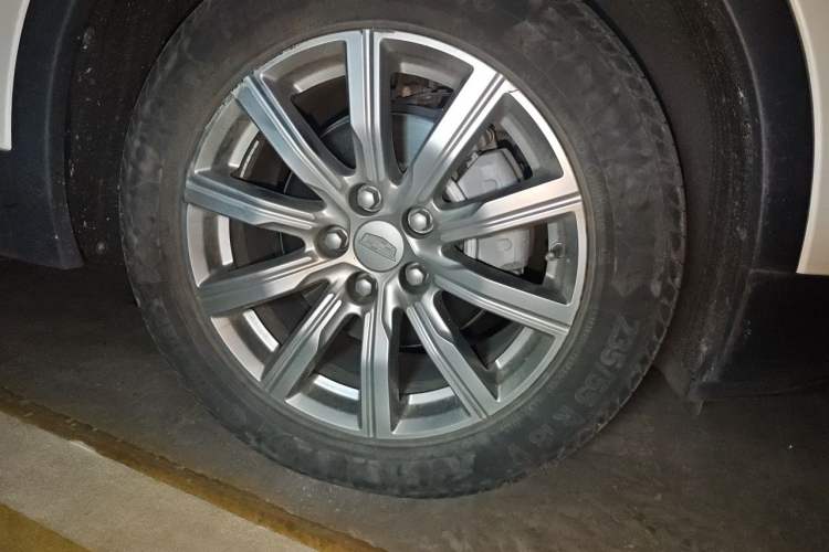 Used Cadillac XT4 2021 28T Two-Wheel Drive Luxury Version Right Front Wheel Hub