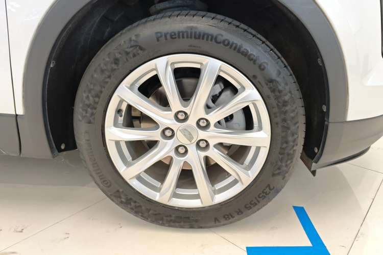 Used Cadillac XT4 2021 28T Two-Wheel Drive Tech Edition Right Front Wheel Hub