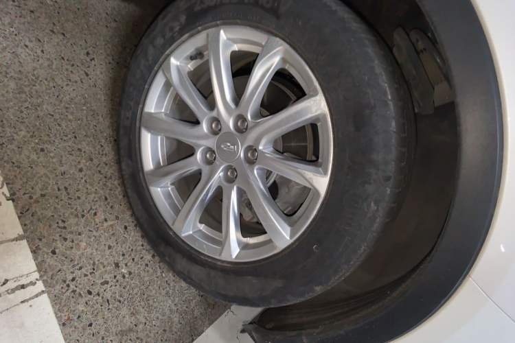 Used Cadillac XT4 2021 28T Two-Wheel Drive Tech Edition Right Front Wheel Hub