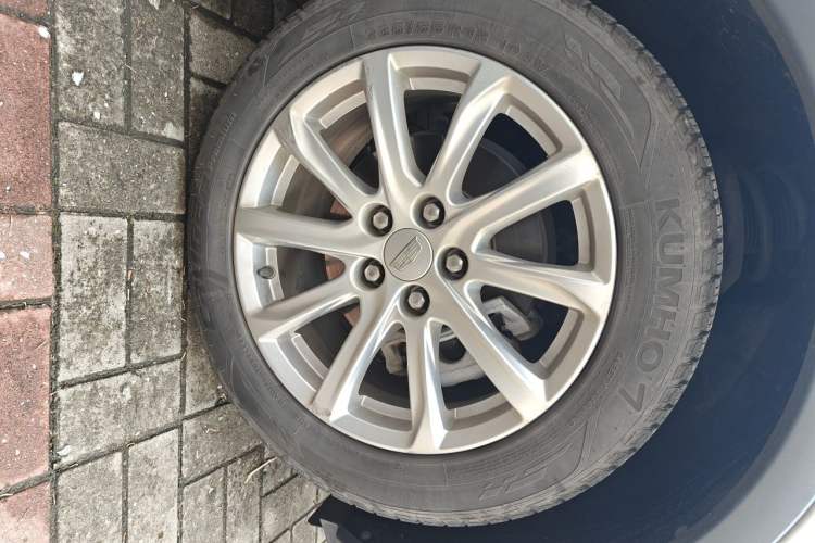 Used Cadillac XT4 2021 28T Two-Wheel Drive Tech Edition Right Front Wheel Hub