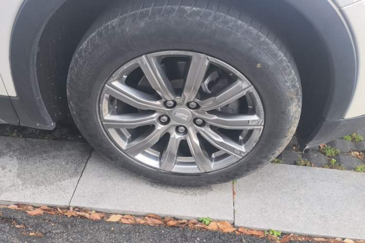 Used Cadillac XT4 2021 28T Two-Wheel Drive Luxury Version Right Front Wheel Hub