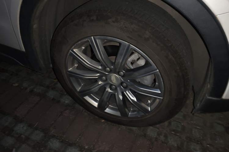 Used Cadillac XT4 2021 28T Two-Wheel Drive Leading Version Right Front Wheel Hub