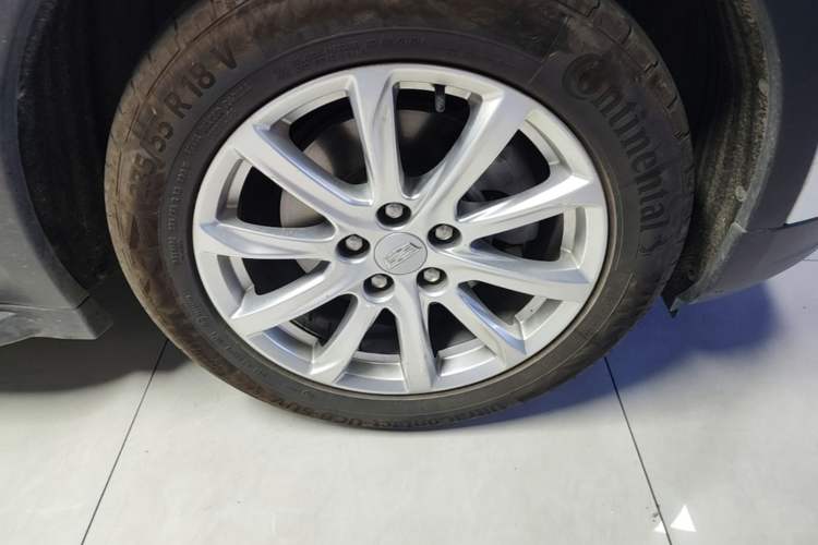 Used Cadillac XT4 2021 28T Two-Wheel Drive Tech Edition Right Front Wheel Hub