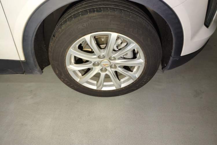 Used Cadillac XT4 2021 28T Two-Wheel Drive Tech Edition Right Front Wheel Hub