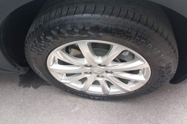 Used Cadillac XT4 2021 28T Two-Wheel Drive Tech Edition Right Front Wheel Hub