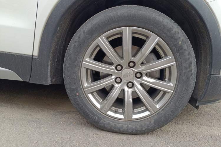 Used Cadillac XT4 2021 28T Two-Wheel Drive Luxury Version Right Front Wheel Hub