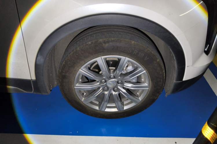 Used Cadillac XT4 2021 28T Two-Wheel Drive Luxury Version Right Front Wheel Hub