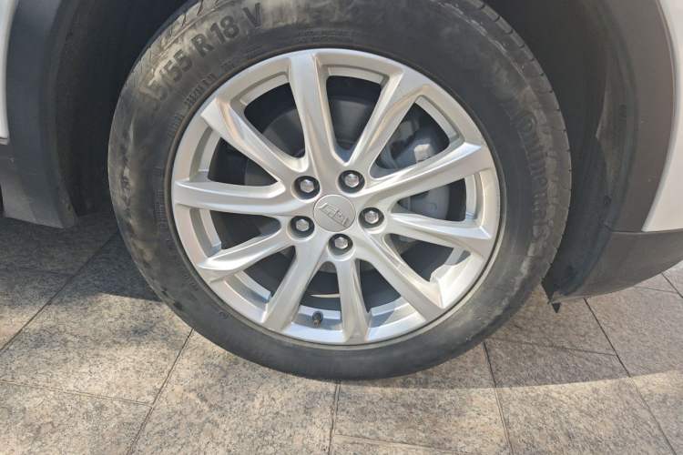 Used Cadillac XT4 2021 28T Two-Wheel Drive Tech Edition Right Front Wheel Hub