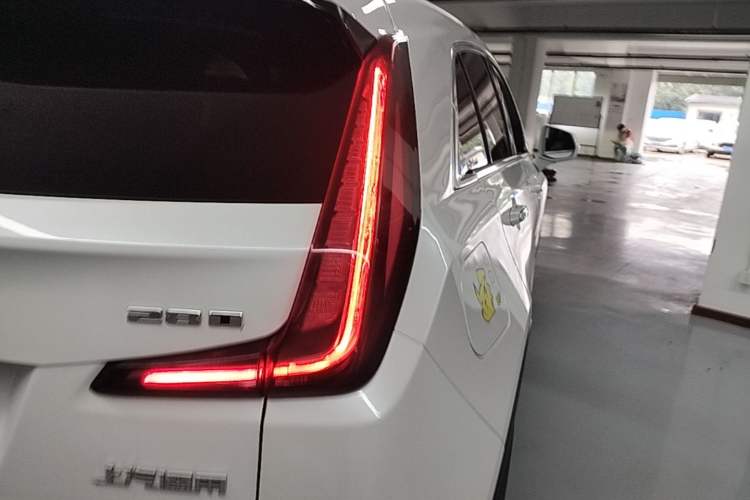 Used Cadillac XT4 2021 28T Two-Wheel Drive Leading Version Right Rear Taillight