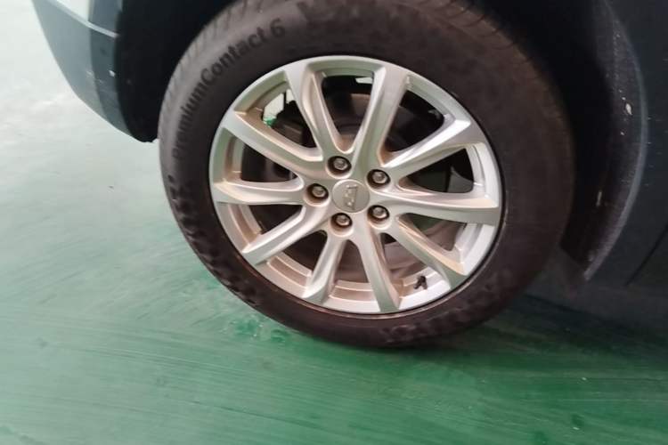 Used Cadillac XT4 2021 28T Two-Wheel Drive Tech Edition Right Rear Wheel Hub