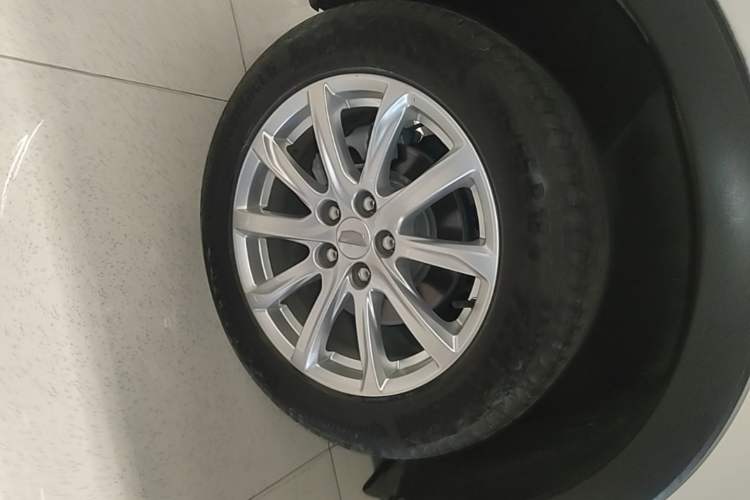 Used Cadillac XT4 2021 28T Two-Wheel Drive Tech Edition Right Rear Wheel Hub