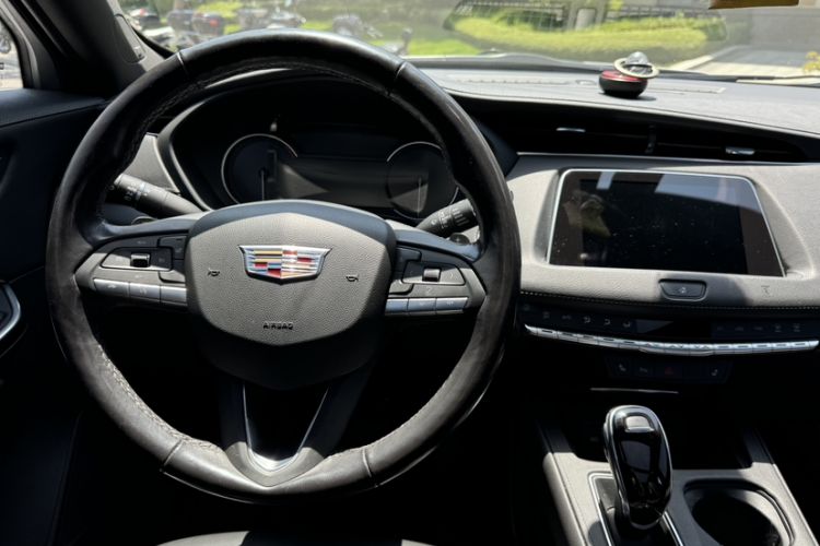 Used Cadillac XT4 2021 28T Two-Wheel Drive Leading Version Steering Wheel