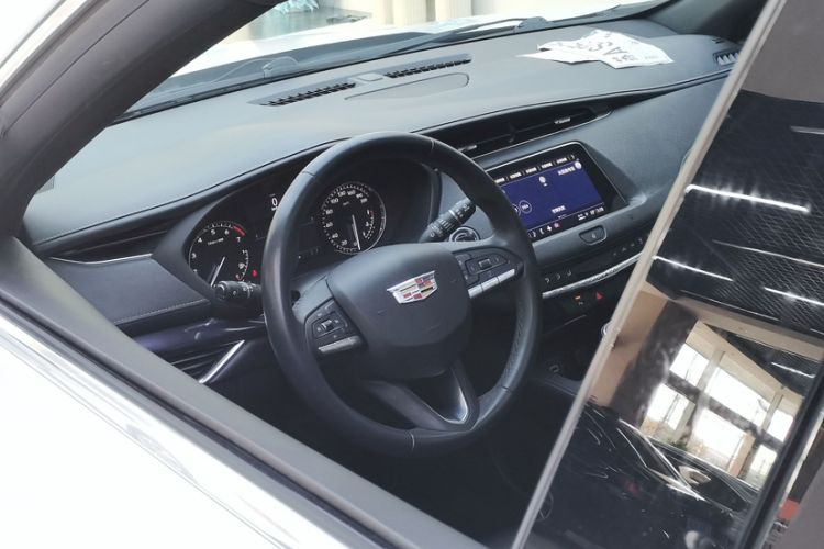 Used Cadillac XT4 2021 28T Two-Wheel Drive Tech Edition Steering Wheel