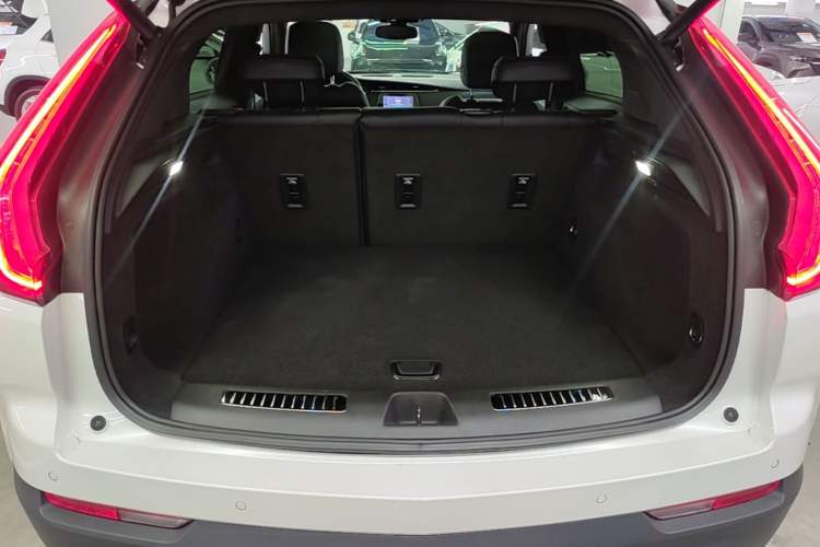 Used Cadillac XT4 2021 28T Two-Wheel Drive Leading Version Trunk