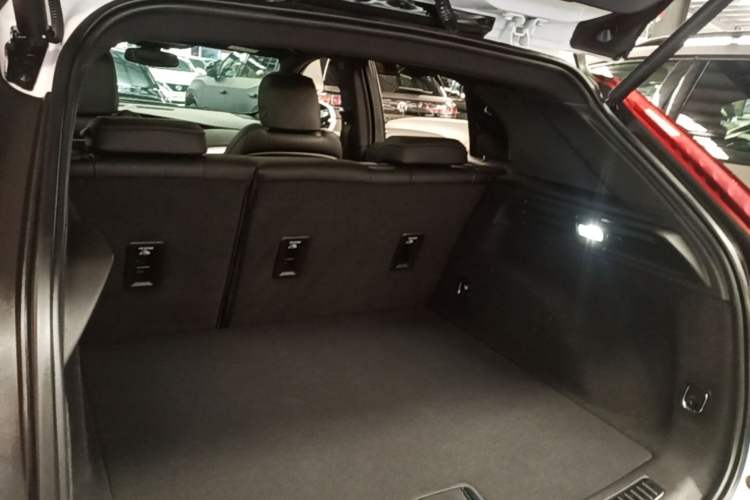 Used Cadillac XT4 2021 28T Two-Wheel Drive Luxury Version Trunk