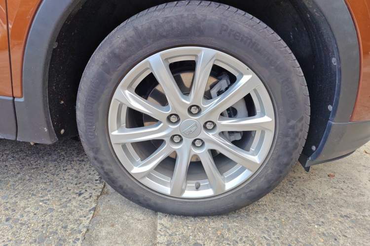 Used Cadillac XT4 2021 28T Two-Wheel Drive Tech Edition Right Front Wheel Hub