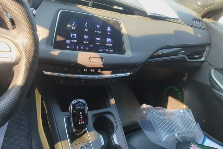 Used Cadillac XT4 2022 28T Two-Wheel-Drive Luxury Version Audio And AC Panel