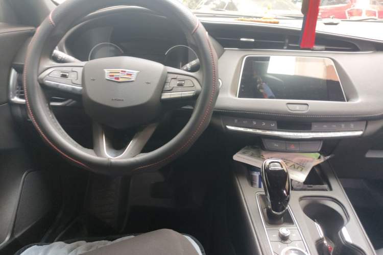 Used Cadillac XT4 2022 28T Two-Wheel Drive Fashion Edition Center Console