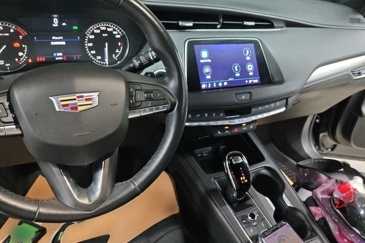 Used Cadillac XT4 2022 28T Two-Wheel-Drive Luxury Version Center Console