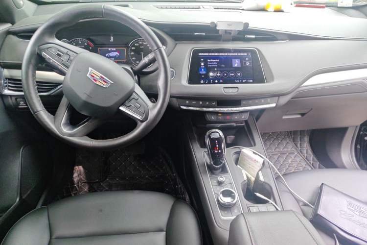 Used Cadillac XT4 2022 28T Two-Wheel-Drive Luxury Version Center Console