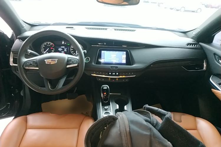 Used Cadillac XT4 2022 28T Two-Wheel Drive Prestige Version Center Console