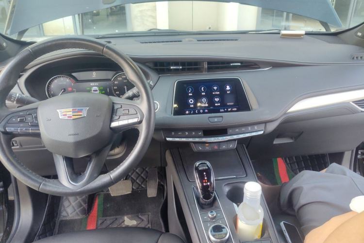 Used Cadillac XT4 2022 28T Two-Wheel-Drive Luxury Version Center Console