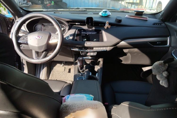 Used Cadillac XT4 2022 28T Two-Wheel-Drive Luxury Version Center Console