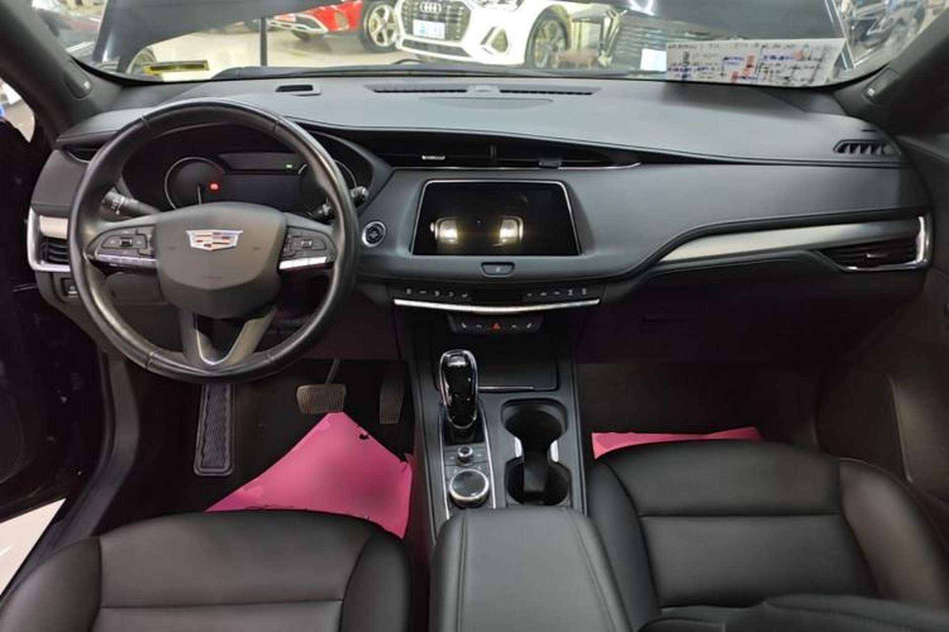 Used Cadillac XT4 2022 28T Two-Wheel-Drive Luxury Version Center Console