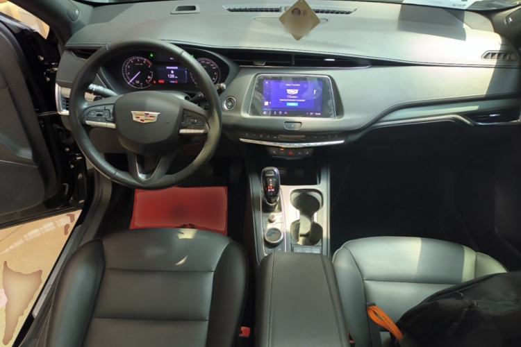Used Cadillac XT4 2022 28T Two-Wheel-Drive Luxury Version Center Console